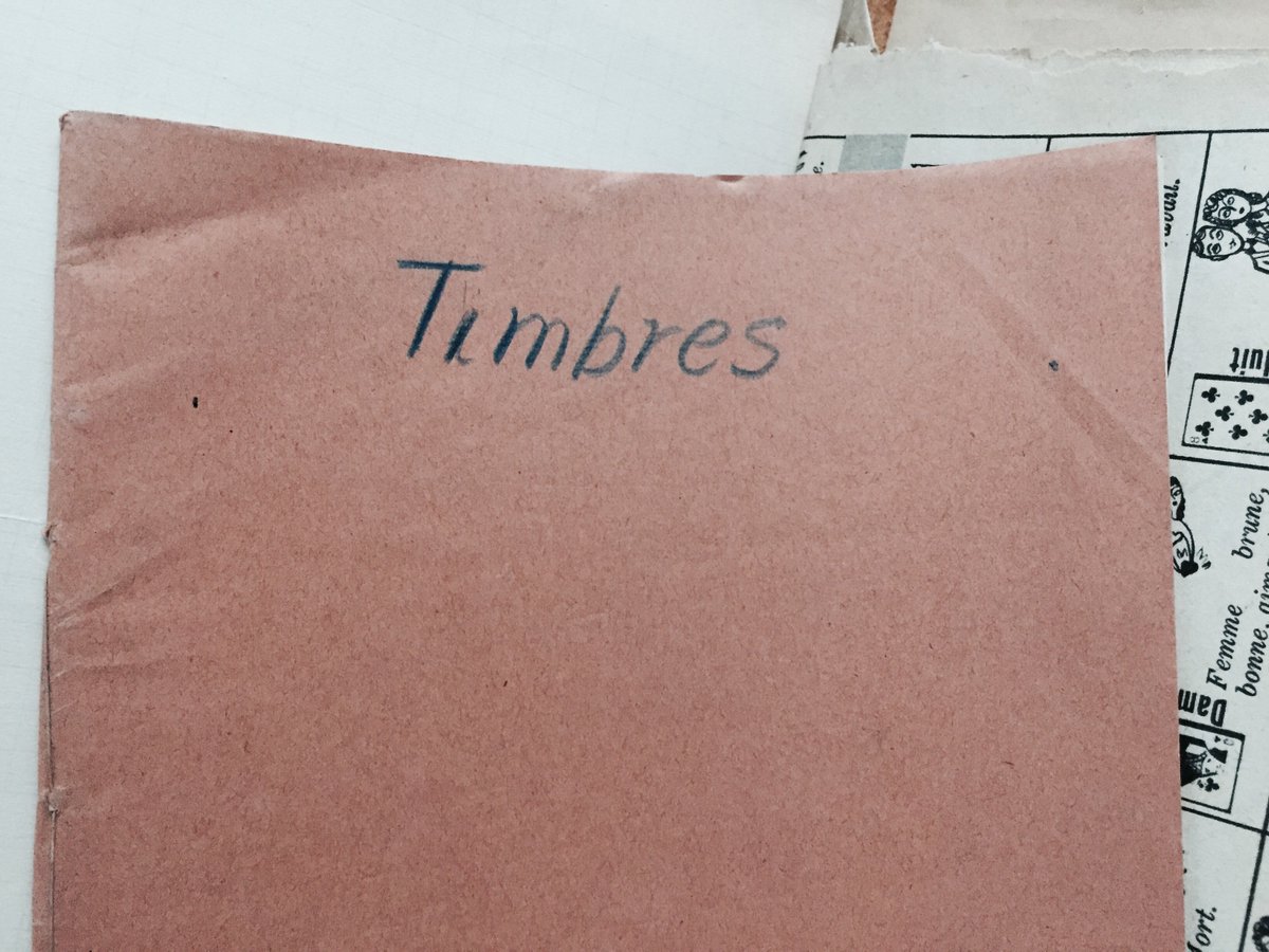 Oui, dans la cave il y a bien un cahier intitulé "Timbres" #Madeleineproject https://t.co/ld0lwMD3nZ